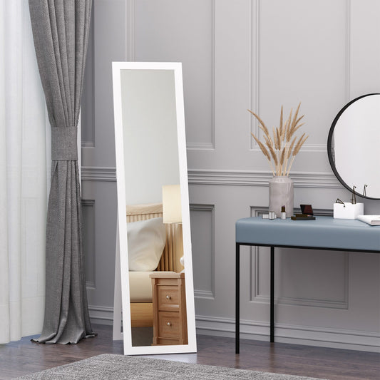 Um quarto com uma secretária e um espelho na parede
